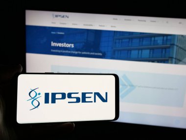 Stuttgart, Almanya - 03-14-2025: Fransız biyofarmasötik şirketi Ipsen S.A. 'nın logosunun bulunduğu akıllı telefon web sitesinin önünde ekranda. Telefon ekranına odaklan.