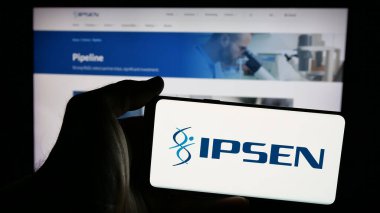Stuttgart, Almanya - 03-14-2025: Fransız biyofarmasötik şirketi Ipsen S.A. 'nın logosunun bulunduğu cep telefonu web sayfası önünde ekranda. Telefon ekranına odaklan.