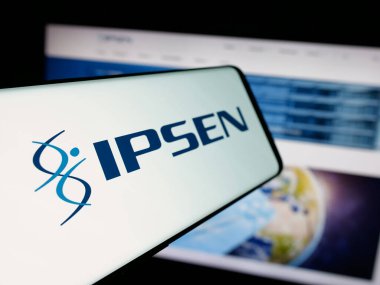 Stuttgart, Almanya - 03-14-2025: İnternet sitesinin önünde ekranda Fransız biyofarmasötik şirketi Ipsen S.A. 'nın logosu olan akıllı telefon. Telefon ekranının merkez soluna odaklan.