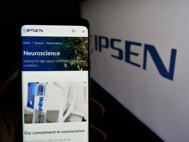 Stuttgart, Almanya - 03-14-2025: Logonun önünde üzerinde Fransız biyofarmasötik şirketi Ipsen S.A. 'nın logosu olan web sayfası var. Telefon ekranının merkezine odaklan.
