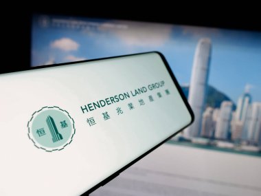 Stuttgart, Almanya - 03-14-2025: Henderson Arazi Geliştirme Şirketi logosu olan akıllı telefon web sitesinin önünde ekranda. Telefon ekranının merkez soluna odaklan.