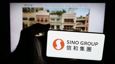 Stuttgart, Almanya - 03-14-2025: Üzerinde Hong Kong emlak şirketi Sino Group 'un logosu olan cep telefonu web sayfası önünde ekranda. Telefon ekranına odaklan.