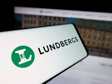 Stuttgart, Almanya - 03-14-2025: Web sitesi önünde ekranda L E Lundbergforetagen AB (Lundbergs) şirketinin logosuna sahip akıllı telefon. Telefon ekranının merkez soluna odaklan.