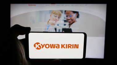 Stuttgart, Almanya - 03-14-2025: Japon biyoteknoloji şirketi Kyowa Kirin Co. Ltd. nin logosu olan cep telefonu web sayfasının önünde. Telefon ekranına odaklan.