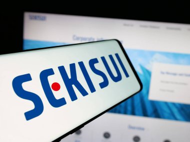 Stuttgart, Almanya - 03-18-2025: Japon şirketi Sekisui Chemical Co. Ltd. nin logolu akıllı telefon web sitesinin önünde ekranda. Telefon ekranının merkez soluna odaklan.