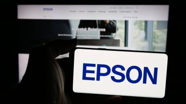 Stuttgart, Almanya - 03-18-2025: Elektronik şirketi Seiko Epson Corporation 'ın logosunun bulunduğu cep telefonu web sayfası önünde ekranda. Telefon ekranına odaklan.