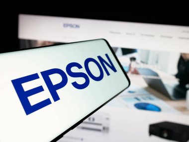 Stuttgart, Almanya - 03-18-2025: İnternet sitesi önünde ekranda elektronik şirketi Seiko Epson Corporation 'ın logosuna sahip akıllı telefon. Telefon ekranının merkez soluna odaklan.