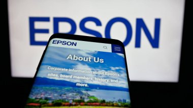 Stuttgart, Almanya - 03-18-2025: İnternet sitesinin önünde ekranda elektronik şirketi Seiko Epson Corporation 'ın logosunun bulunduğu cep telefonu. Telefon ekranının sol üst kısmına odaklan.