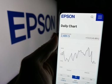 Stuttgart, Almanya - 03-18-2025: Elektronik şirketi Seiko Epson Corporation 'ın logosunun bulunduğu web sayfası ekranda logonun önünde duruyor. Telefon ekranının merkezine odaklan.