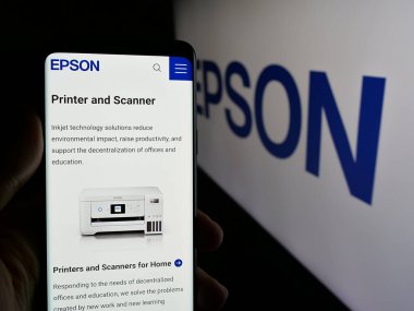Stuttgart, Almanya - 03-18-2025: Elektronik şirketi Seiko Epson Corporation 'ın internet sayfası olan cep telefonu logosu önünde ekranda. Telefon ekranının merkezine odaklan.