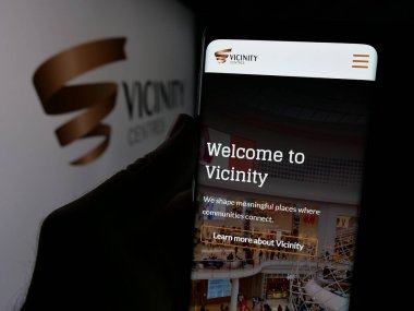 Stuttgart, Almanya - 03-18-2025: Avustralyalı emlak şirketi Vicinity Centres 'in logosu olan web sitesi logosu ekranda. Telefon ekranının merkezine odaklan.