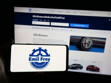 Stuttgart, Almanya - 03-18-2025: İsviçreli otomotiv şirketi Emil Frey Holding AG 'nin logosunu taşıyan kişi web sitesinin önünde ekranda. Telefon ekranına odaklan.