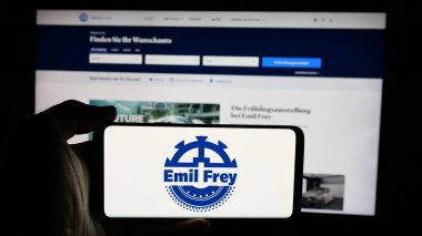 Stuttgart, Almanya - 03-18-2025: İsviçreli otomotiv şirketi Emil Frey Holding AG 'nin logosunun bulunduğu cep telefonu web sayfası önünde ekranda. Telefon ekranına odaklan.