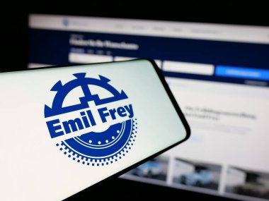 Stuttgart, Almanya - 03-18-2025: İsviçreli otomotiv şirketi Emil Frey Holding AG 'nin logosuna sahip akıllı telefon web sitesinin önünde ekranda. Telefon ekranının merkez soluna odaklan.