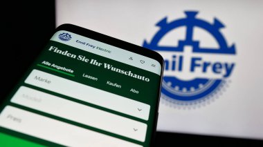 Stuttgart, Almanya - 03-18-2025: İsviçreli otomotiv şirketi Emil Frey Holding AG 'nin logosuna sahip cep telefonu web sitesinin önünde ekranda. Telefon ekranının sol üst kısmına odaklan.