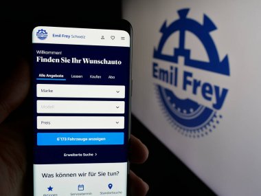 Stuttgart, Almanya - 03-18-2025: İsviçreli otomotiv şirketi Emil Frey Holding AG 'nin internet sayfası olan cep telefonu logosu önünde ekranda. Telefon ekranının merkezine odaklan.
