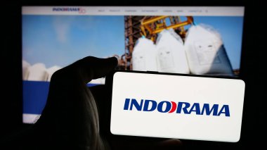 Stuttgart, Almanya - 03-18-2025: Tekstil şirketi Indorama Corporation 'ın logosunun bulunduğu cep telefonu web sayfası önünde ekranda. Telefon ekranına odaklan.