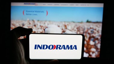 Stuttgart, Almanya - 03-18-2025: Tekstil şirketi Indorama Corporation 'ın logosunun bulunduğu cep telefonu web sayfası önünde ekranda. Telefon ekranına odaklan.