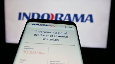 Stuttgart, Almanya - 03-18-2025: Tekstil şirketi Indorama Corporation 'ın logosunun bulunduğu cep telefonu web sitesinin önünde ekranda. Telefon ekranının sol üst kısmına odaklan.