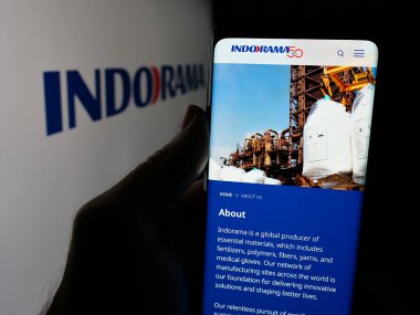 Stuttgart, Almanya - 03-18-2025: Tekstil şirketi Indorama Corporation 'ın logosunun bulunduğu web sayfası ekranda logonun önünde duruyor. Telefon ekranının merkezine odaklan.