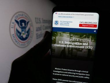 Stuttgart, Almanya - 03-18-2025: Logonun önünde ABD Göçmenlik ve Gümrük Muhafaza Teşkilatı (ICE) logosu bulunan kişi web sitesi bulunuyor. Telefon ekranının merkezine odaklan.