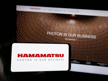 Stuttgart, Almanya - 03-18-2025: Japon şirketi Hamamatsu Photonics K.K. 'nin logosunu taşıyan kişi Web sitesinin önünde ekranda. Telefon ekranına odaklan.