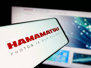 Stuttgart, Almanya - 03-18-2025: Japon şirketi Hamamatsu Photonics K.K. logolu akıllı telefon Web sitesinin önünde ekranda. Telefon ekranının merkez soluna odaklan.