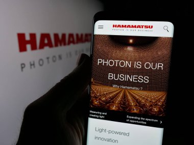 Stuttgart, Almanya - 03-18-2025: Japon şirketi Hamamatsu Photonics K.K. logosunun bulunduğu web sayfası Ekranda logonun önünde. Telefon ekranının merkezine odaklan.