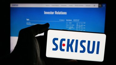 Stuttgart, Almanya - 03-18-2025: Japon firması Sekisui Chemical Co. Ltd. nin logosunun bulunduğu cep telefonu web sayfası önünde ekranda. Telefon ekranına odaklan.