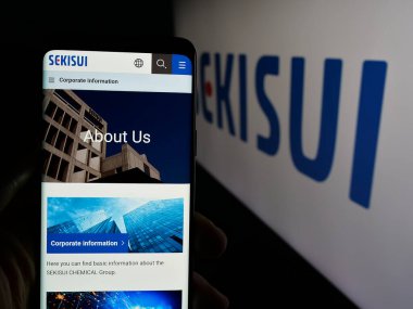 Stuttgart, Almanya - 03-18-2025: Japon firması Sekisui Chemical Co. Ltd. nin internet sayfası olan cep telefonu logonun önünde ekranda. Telefon ekranının merkezine odaklan.