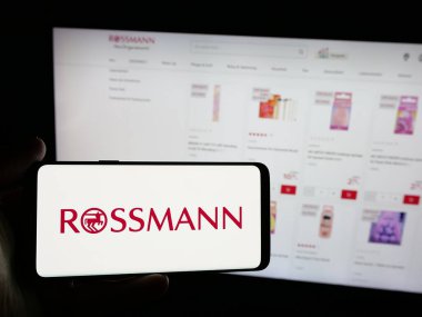 Stuttgart, Almanya - 03-19-2025: Alman perakende şirketi Dirk Rossmann GmbH 'nin logosuna sahip kişi web sitesinin önünde ekranda. Telefon ekranına odaklan.