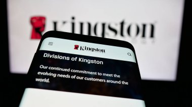Stuttgart, Almanya - 03-19-2025: ABD 'li Kingston Technology Corporation şirketinin logosuna sahip cep telefonu web sitesinin önünde ekranda. Telefon ekranının sol üst kısmına odaklan.