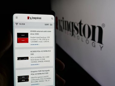 Stuttgart, Almanya - 03-19-2025: ABD 'li Kingston Technology Corporation şirketinin web sayfası logo önünde ekranda. Telefon ekranının merkezine odaklan.