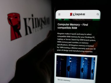 Stuttgart, Almanya - 03-19-2025: ABD 'li Kingston Technology Corporation şirketinin logosu olan web sayfası logonun önünde ekranda. Telefon ekranının merkezine odaklan.