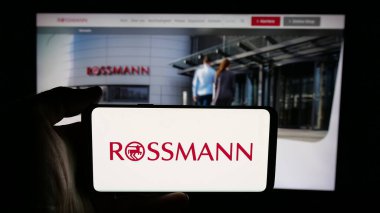 Stuttgart, Almanya - 03-19-2025: Alman perakende şirketi Dirk Rossmann GmbH 'nin logosunun bulunduğu cep telefonu web sayfası önünde ekranda. Telefon ekranına odaklan.