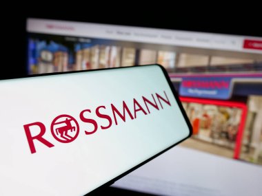 Stuttgart, Almanya - 03-19-2025: Alman perakende şirketi Dirk Rossmann GmbH 'nin logosuna sahip akıllı telefon web sitesinin önünde ekranda. Telefon ekranının merkez soluna odaklan.