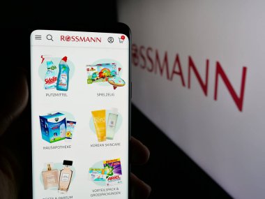Stuttgart, Almanya - 03-19-2025: Alman perakende şirketi Dirk Rossmann GmbH 'nin internet sayfası olan cep telefonu logonun önünde ekranda. Telefon ekranının merkezine odaklan.