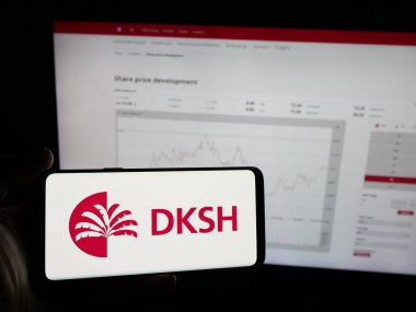 Stuttgart, Almanya - 03-19-2025: İsviçreli dış kaynak şirketi DKSH Holding AG 'nin logosuna sahip kişi web sitesinin önünde ekranda. Telefon ekranına odaklan.