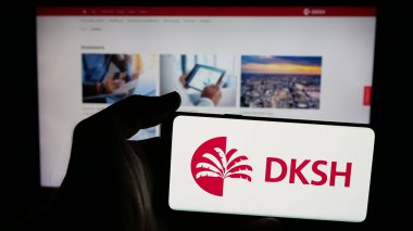 Stuttgart, Almanya - 03-19-2025: İsviçreli taşeron firma DKSH Holding AG 'nin logosunun bulunduğu cep telefonu web sayfası önünde ekranda. Telefon ekranına odaklan.