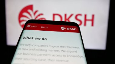 Stuttgart, Almanya - 03-19-2025: İsviçreli taşeronluk şirketi DKSH Holding AG 'nin logosuna sahip cep telefonu web sitesinin önünde ekranda. Telefon ekranının sol üst kısmına odaklan.