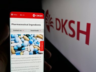 Stuttgart, Almanya - 03-19-2025: İsviçreli taşeronluk şirketi DKSH Holding AG 'nin internet sayfası olan kişi logonun önünde ekranda. Telefon ekranının merkezine odaklan.
