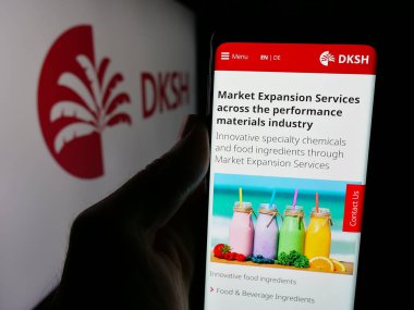 Stuttgart, Almanya - 03-19-2025: Üzerinde İsviçreli taşeronluk şirketi DKSH Holding AG 'nin logosu bulunan web sayfası logonun önünde ekranda. Telefon ekranının merkezine odaklan.