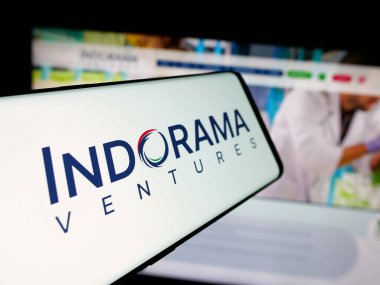 Stuttgart, Almanya - 03-19-2025: İnternet sitesinin önünde ekranda Tayland petrokimya şirketi Indorama Ventures 'in logosuna sahip akıllı telefon. Telefon ekranının merkez soluna odaklan.