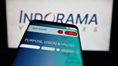 Stuttgart, Almanya - 03-19-2025: İnternet sitesinin önünde ekranda Tayland petrokimya şirketi Indorama Ventures 'in logosu olan cep telefonu. Telefon ekranının sol üst kısmına odaklan.