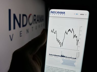 Stuttgart, Almanya - 03-19-2025: Tay petrokimya şirketi Indorama Ventures 'in logosu olan web sayfası ekranda. Telefon ekranının merkezine odaklan.