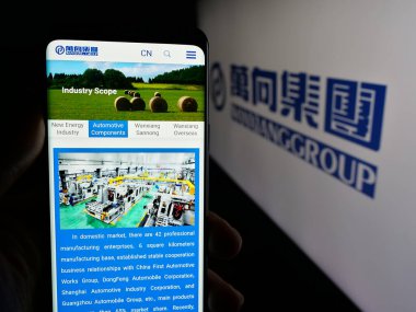 Stuttgart, Almanya - 03-19-2025: Çin şirketi Wanxiang Group Corporation 'ın logosunun bulunduğu web sayfası ekranda logonun önünde. Telefon ekranının merkezine odaklan.