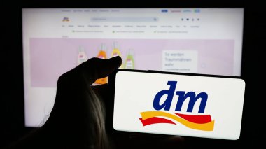 Stuttgart, Almanya - 03-19-2025: Alman şirketi dm-drogerie markt GmbH Co. KG 'nin logosuna sahip cep telefonu web sayfası önünde ekranda. Telefon ekranına odaklan.