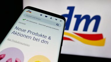 Stuttgart, Almanya - 03-19-2025: Alman şirketi dm-drogerie markt GmbH Co. KG 'nin logolu cep telefonu web sitesinin önünde ekranda. Telefon ekranının sol üst kısmına odaklan.