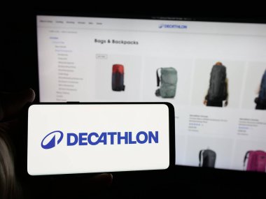 Stuttgart, Almanya - 03-19-2025: Fransız spor perakende firması Decathlon S.A. 'nın logosuna sahip kişi web sitesinin önünde ekranda. Telefon ekranına odaklan.