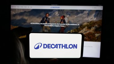 Stuttgart, Almanya - 03-19-2025: Fransız spor perakende şirketi Decathlon S.A. 'nın logosunun bulunduğu cep telefonu web sayfasının önünde ekranda. Telefon ekranına odaklan.